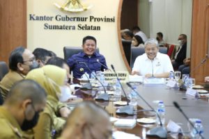 Ketua Umum Komite Olahraga Rekreasi Masyarakat Indonesia (KORMI) Pusat Hayono Isman dengan tegas mengakui persiapan Sumsel sebagai tuan rumah penyelenggaraan Festival Olahraga Rekreasi Nasional (FORNAS) VI Juli 2022 luar biasa. Hal itu diungkapkannya saat bertemu dengan Gubernur Sumsel H. Herman Deru di ruang rapat Gubernur, pada hari Senin (13/6) siang. (Foto : Humas Prov. Sumsel)