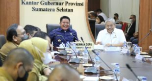 Ketua Umum Komite Olahraga Rekreasi Masyarakat Indonesia (KORMI) Pusat Hayono Isman dengan tegas mengakui persiapan Sumsel sebagai tuan rumah penyelenggaraan Festival Olahraga Rekreasi Nasional (FORNAS) VI Juli 2022 luar biasa. Hal itu diungkapkannya saat bertemu dengan Gubernur Sumsel H. Herman Deru di ruang rapat Gubernur, pada hari Senin (13/6) siang. (Foto : Humas Prov. Sumsel)