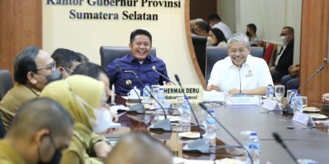 Ketua Umum Komite Olahraga Rekreasi Masyarakat Indonesia (KORMI) Pusat Hayono Isman dengan tegas mengakui persiapan Sumsel sebagai tuan rumah penyelenggaraan Festival Olahraga Rekreasi Nasional (FORNAS) VI Juli 2022 luar biasa. Hal itu diungkapkannya saat bertemu dengan Gubernur Sumsel H. Herman Deru di ruang rapat Gubernur, pada hari Senin (13/6) siang. (Foto : Humas Prov. Sumsel)