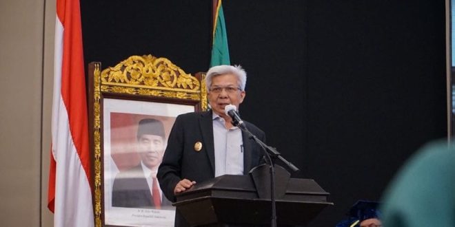 hadiri Milad ke-43 sekaligus wisuda ke-72 Universitas Muhammadiyah Palembang (UMP), di Grand Ballroom Hotel Wyndam, pada hari Rabu (15/6) pagi. (Foto : Humas Prov. Sumsel)