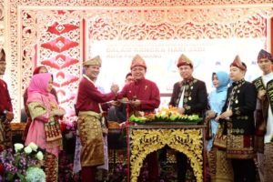 H. Herman Deru ketika rapat paripurna istimewa dalam rangka HUT Kota Palembang ke 1339 di Ruang Rapat Paripurna DPRD Kota Palembang, pada hari Jum'at (17/6). (Foto : Humas Prov. Sumsel)