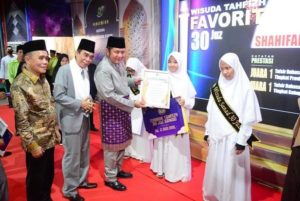 H. Herman Deru mengapresiasi Pondok Pesantren (Ponpes) Al-Ittifaqiah meski sudah berusia ke 55 tahun namun tetap eksis dalam berkontribusi dalam mencerdasakan kehidupan bangsa. (Foto : Humas Prov. Sumsel)