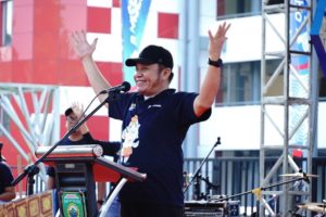 H. Herman Deru saat menghadiri acara Senam Bersama Road to FORNAS VI 2022 Sumsel di Stadion Jakabaring Sport City (JSC), pada hari Minggu (19/6) pagi. (Foto : Humas Prov. Sumsel)
