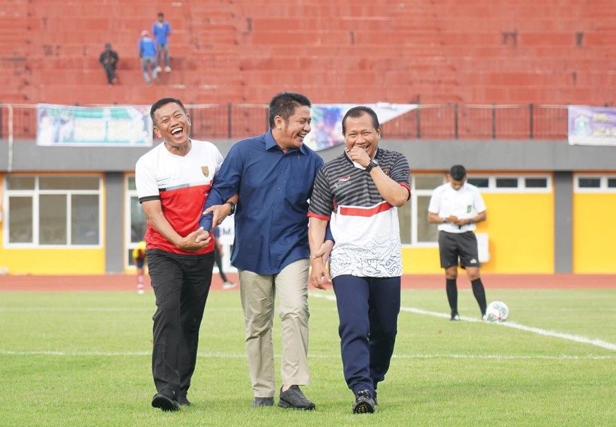 Kick Off penemdangan bola perdana yang dilakukan di di lapangan Atletik 1 Jakabaring Sport City, pada hari Senin (20/6) sore. (Foto : Humas Prov. Sumsel)