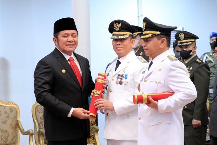 H. Herman Deru secara resmi melantik dan melakukan pengambilan sumpah jabatan terhadap Penjabat (PJ) Bupati Ogan Komering Ulu (OKU) H. Teddy Meilwansyah dan PJ Bupati Muara Enim Kurniawan. Pelantikan yang digelar di Griya Agung Palembang, pada hari Kamis (23/6) malam. (Foto : Humas Prov. Sumsel)