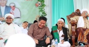 H. Herman Deru menghadiri puncak acara Haul Akbar Ke-14 As-Syeikh K.H. Ali Umar Thoyyib di Komplek Griya Asri Ratusianum, pada hari Minggu (26/6). (Foto : Humas Prov. Sumsel)