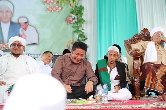 H. Herman Deru menghadiri puncak acara Haul Akbar Ke-14 As-Syeikh K.H. Ali Umar Thoyyib di Komplek Griya Asri Ratusianum, pada hari Minggu (26/6). (Foto : Humas Prov. Sumsel)