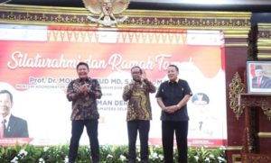 Gubernur Sumsel, Herman Deru, bersama Menkopolhukam. (foto : Humas Pemprov Sumsel)