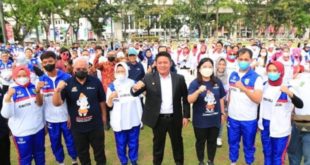 Gubernur Provinsi Sumatera Selatan (Sumsel), Herman Deru, didampingi oleh ketua Komite Olahraga Rekreasi Masyarakat Indonesia (KORMI) Sumsel, Samantha Tivani, melepas 800 kontingen yang akan bertanding pada Festival Olahraga Rekreasi Nasional (FORNAS) ke VI tahun 2022 di Sumsel, pada hari Kamis tanggal 30 Juni 2022 di Halaman Kantor Gubernur Sumsel. (foto : Humas Pemprov Sumsel)