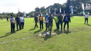 Dandim 0406, Letkol Arm. Anggeng Prasegyo Sulistyo, melakukan tendangan pertama sebagai tanda dimulainya Liga Santri Piala KASAD Tahun 2022 di Musi Rawas, Lubuklinggau, dan Musi Rawas Utara. (foto : SMSI Sumsel)