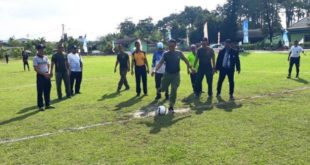 Dandim 0406, Letkol Arm. Anggeng Prasegyo Sulistyo, melakukan tendangan pertama sebagai tanda dimulainya Liga Santri Piala KASAD Tahun 2022 di Musi Rawas, Lubuklinggau, dan Musi Rawas Utara. (foto : SMSI Sumsel)