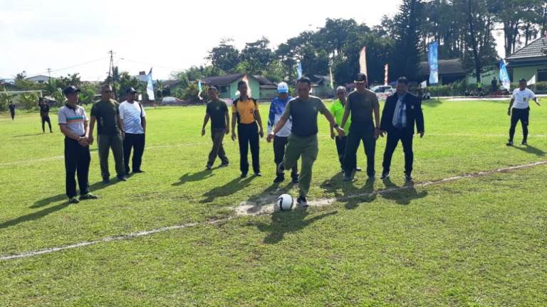 Dandim 0406, Letkol Arm. Anggeng Prasegyo Sulistyo, melakukan tendangan pertama sebagai tanda dimulainya Liga Santri Piala KASAD Tahun 2022 di Musi Rawas, Lubuklinggau, dan Musi Rawas Utara. (foto : SMSI Sumsel)