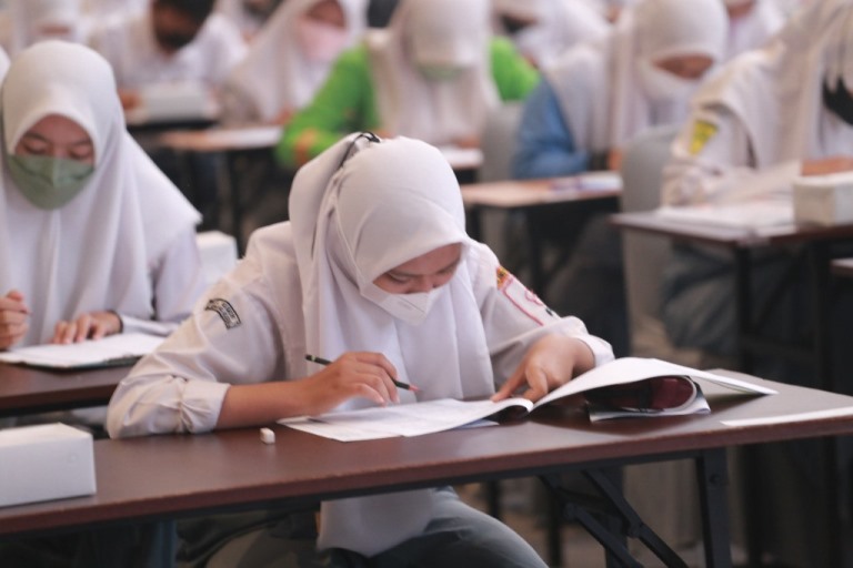 Peserta Tes Potensi Akademik Calon Penerima Beasiswa dari PT. Bukit Asam. (foto : SMSI Sumsel)