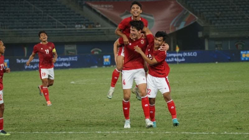 Pemain Tim Nasional Sepak Bola Putra Indonesia melakukan selebrasi setelah menciptakan gol ke gawang Nepal dan lolos ke Piala Asia 2023. (foto : okezone.com)