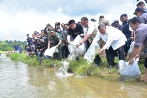 Herman Deru bekarang bersama masyarakat di Lubuk Larangan, Desa Tanjung Raya Kecamatan Pseksu Kabupaten Lahat, pada hari Rabu (20/7). (Foto : Humas Prov. Sumsel)