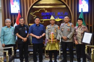 Audiensi Kapolres Lahat, AKBP Eko Sumaryanto dan AIPDA Dodi Permana di ruang tamu Gubernur Sumsel, pada hari Kamis (28/7) siang. (Foto : Humas Prov. Sumsel)