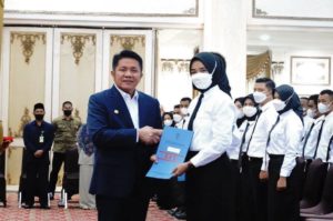 Gubernur Sumsel H. Herman Deru lantik dan ambil sumpah 1748 Pegawai Pemerintahan Dengan Perjanjian Kerja (PPPK) jabatan fungsional Guru Tahap II, Selasa (26/7). (Foto : Humas Prov. Sumsel)