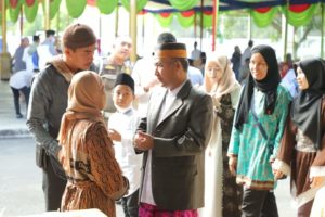 Pj. Bupati Muba, H. Apriyadi, berbincang dengan masyarakat setelah sholat Idul Adha 1443 Hijriah bersama. (foto : Humas Pemkab Muba)