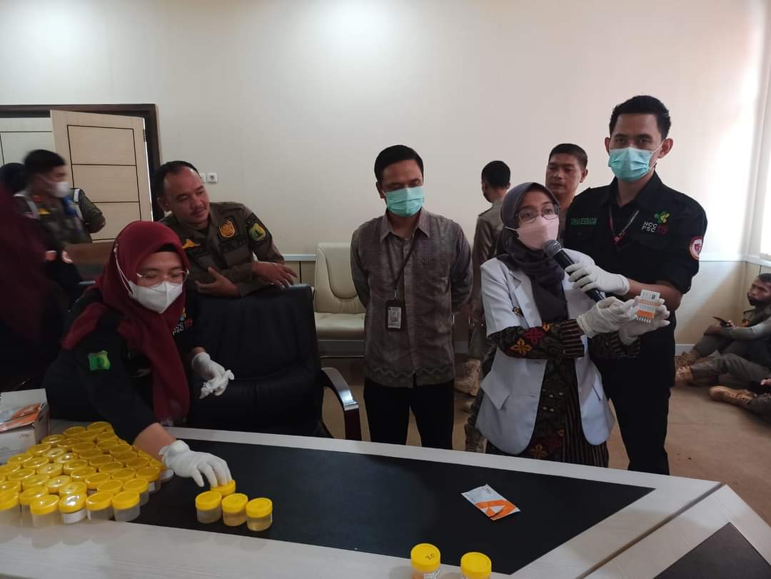 Suasana Tes Urine oleh Dinas Kesehatan Muba bagi pegawai Satpol PP Muba. (foto : Facebook Pemkab Muba)