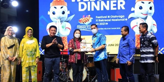 H. Herman Deru saat sambutan pada Welcome Dinner Fornas VI di Griya Agung, pada hari Kamis (30/6). (Foto : Humas Prov. Sumsel)