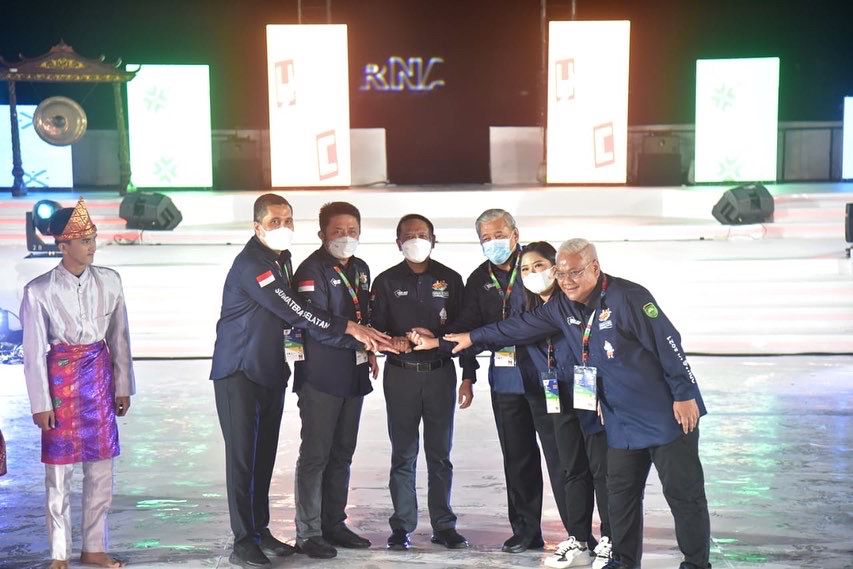 Opening Ceremony Festival Olahraga Rekreasi Masyarakat Nasional (FORNAS) VI yang digelar meriah di Venue Dayung Jakabaring Sport City (JSC), pada hari Jumat (1/7) malam. (Foro : Humas Prov. Sumsel)