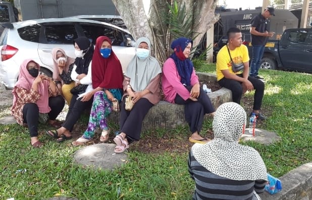 Wali sembilan murid SD 05 Tanjung Batu yang kehilangan saldo di rekening KIP. (foto : IST)