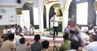Gubernur Sumatera Selatan, Herman Deru, saat menghadiri acara peresmian Masjid Al Iman di Kelurahan Gandus Kota Palembang. (foto : Humas Pemprov Sumsel)