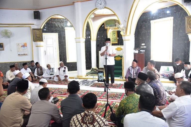 Gubernur Sumatera Selatan, Herman Deru, saat menghadiri acara peresmian Masjid Al Iman di Kelurahan Gandus Kota Palembang. (foto : Humas Pemprov Sumsel)