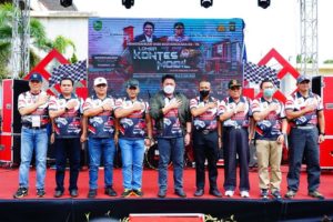 H. Herman Deru saat pembukaan Lomba Kontes Mobil klasik diselenggarakan oleh Polda Sumsel di Halaman Gedung DPRD, pada hari Sabtu (16/7). (Foto : Humas Prov. Sumsel)