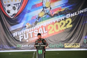 H. Herman Deru membuka secara langsung Turnament Futsal Asosiasi Driver Online (ADO) Cup 2022 di Lapangan Futsal Momea ditandai dengan penendangan bola perdaba ke arah gawang, pada hari Minggu (17/7). (Foto : Humas Prov. Sumsel)
