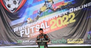 H. Herman Deru membuka secara langsung Turnament Futsal Asosiasi Driver Online (ADO) Cup 2022 di Lapangan Futsal Momea ditandai dengan penendangan bola perdaba ke arah gawang, pada hari Minggu (17/7). (Foto : Humas Prov. Sumsel)