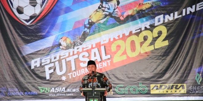H. Herman Deru membuka secara langsung Turnament Futsal Asosiasi Driver Online (ADO) Cup 2022 di Lapangan Futsal Momea ditandai dengan penendangan bola perdaba ke arah gawang, pada hari Minggu (17/7). (Foto : Humas Prov. Sumsel)