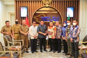 Mengawali agenda kerjanya, pada hari Selasa (19/7) pagi, Gubernur Sumatera Selatan (Sumsel) H. Herman Deru menerima audiensi pengurus Persatuan Tenis Seluruh Indonesia (PELTI) Sumsel. 9Foto : Humas Prov. Sumsel)
