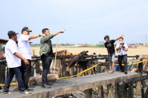Gubernur Provinsi Sumatera Selatan (Sumsel) mengunjungi dan meninjau kondisi terakhir korban kebakaran di Batu Ampar, Kelurahan I Ilir, Kecamatan Ilir Timur II, Kota Palembang, pada hari Rabu siang tanggal 20 Juli 2022. (foto : Humas Pemprov Sumsel)