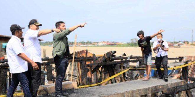 Gubernur Provinsi Sumatera Selatan (Sumsel) mengunjungi dan meninjau kondisi terakhir korban kebakaran di Batu Ampar, Kelurahan I Ilir, Kecamatan Ilir Timur II, Kota Palembang, pada hari Rabu siang tanggal 20 Juli 2022. (foto : Humas Pemprov Sumsel)