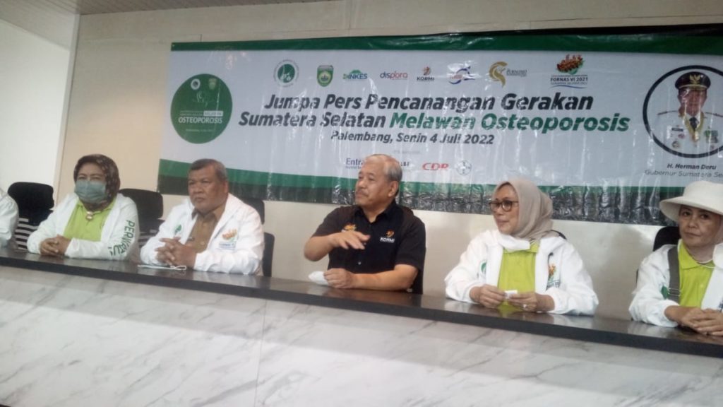 Konferensi Pers Persatuan Warga Tulang Sehat Indonesia (PERWATUSI) Meluncurkan Gerakan Sumsel Melawan Osteoporosis. (foto : SMSI Sumsel)