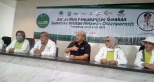 Konferensi Pers Persatuan Warga Tulang Sehat Indonesia (PERWATUSI) Meluncurkan Gerakan Sumsel Melawan Osteoporosis. (foto : SMSI Sumsel)