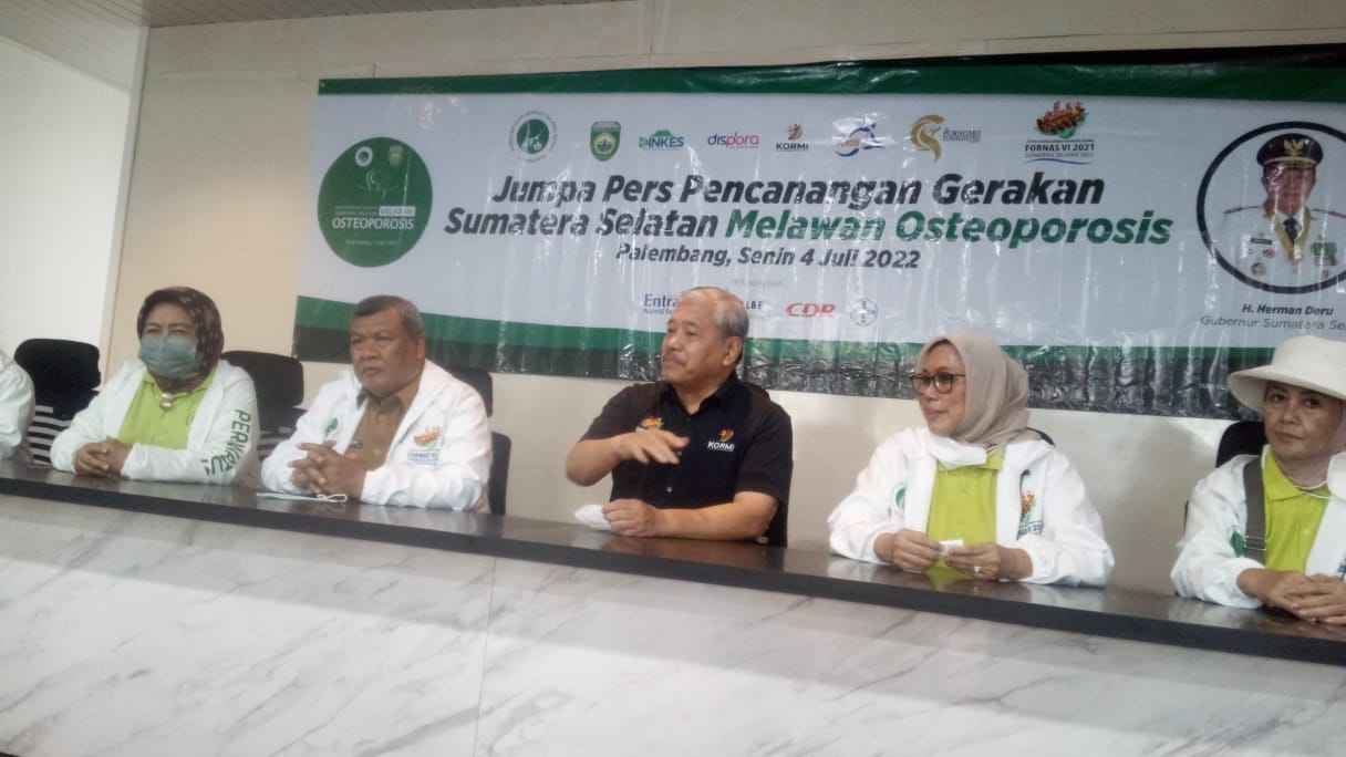 Konferensi Pers Persatuan Warga Tulang Sehat Indonesia (PERWATUSI) Meluncurkan Gerakan Sumsel Melawan Osteoporosis. (foto : SMSI Sumsel)