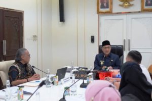 Pj. Bupati Muba, H. Apriyadi, saat menerima jajaran PT. Muba Energi Maju Berjaya di Ruang Audiensi Bupati, pada hari Rabu tanggal 20 Juli 2022. (foto : Humas Pemkab Muba)