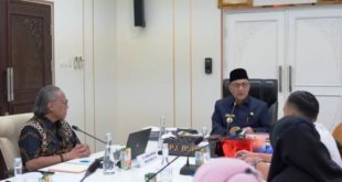Pj. Bupati Muba, H. Apriyadi, saat menerima jajaran PT. Muba Energi Maju Berjaya di Ruang Audiensi Bupati, pada hari Rabu tanggal 20 Juli 2022. (foto : Humas Pemkab Muba)