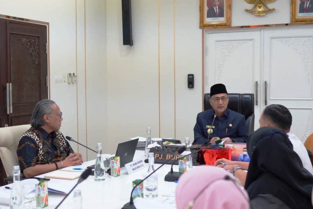 Pj. Bupati Muba, H. Apriyadi, saat menerima jajaran PT. Muba Energi Maju Berjaya di Ruang Audiensi Bupati, pada hari Rabu tanggal 20 Juli 2022. (foto : Humas Pemkab Muba)
