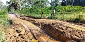 Kondisi Jalan Rusak di Kecamatan Kisam Tinggi Kabupaten OKU Selatan. (foto : SMSI Sumsel/Ayik OKUS)