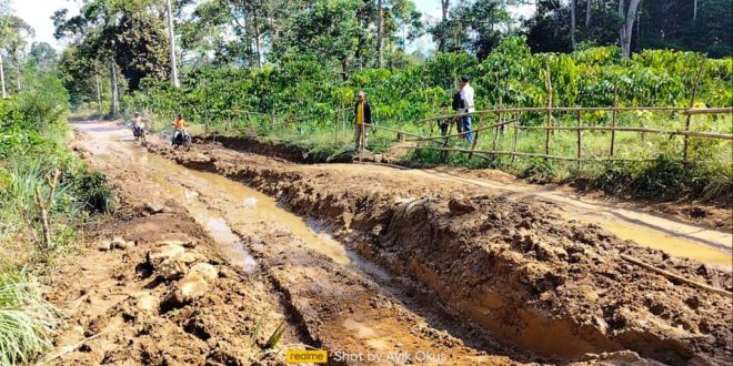 Kondisi Jalan Rusak di Kecamatan Kisam Tinggi Kabupaten OKU Selatan. (foto : SMSI Sumsel/Ayik OKUS)