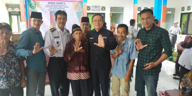 Anggota DPRD Sumsel, H. Juanda Hanafiah, bersama masyarakat saat Reses Tahap II Tahun 2022.
