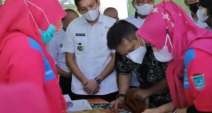 Budi Gunadi Sadikin, dalam Kunjungan Kerja (Kunker) Peninjauan Pusat Kesehatan Masyarakat (Puskesmas) Indralaya dan Integrasi Pelayanan Kesehatan Premier Posyandu Desa Tanjung Gelam, Kecamatan Indralaya, Ogan Ilir, pada hari Rabu tanggal 27 Juli 2022.. (foto : Humas Pemkab Ogan Ilir)