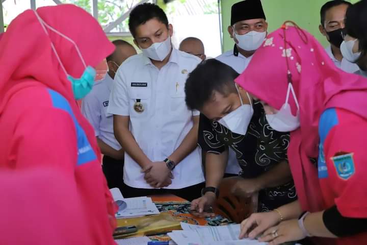 Budi Gunadi Sadikin, dalam Kunjungan Kerja (Kunker) Peninjauan Pusat Kesehatan Masyarakat (Puskesmas) Indralaya dan Integrasi Pelayanan Kesehatan Premier Posyandu Desa Tanjung Gelam, Kecamatan Indralaya, Ogan Ilir, pada hari Rabu tanggal 27 Juli 2022.. (foto : Humas Pemkab Ogan Ilir)