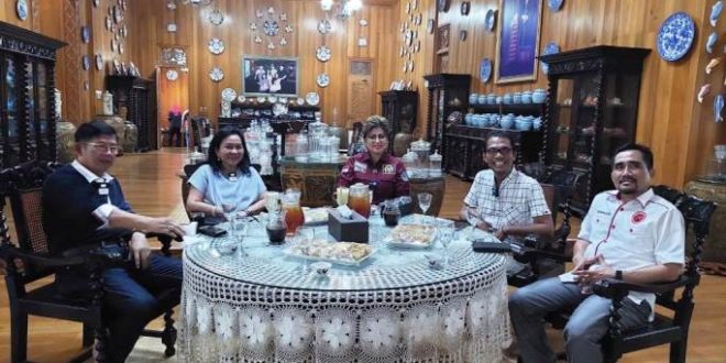 Hj. Lucianty, Ketua Pimpinan Daerah Partai Kebangkitan Nusantara Provinsi Sumatera Selatan, bersama Maya Rumantir, Penyanyi Pop Era 1980. (foto : Edi T)