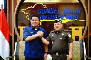 H. Herman Deru ketika menerima anjangsana Kepala Kejaksaan Tinggi (Kajati) Sumsel yang baru, Sarjono Turin, SH., MH diruang tamunya, pada hari Selasa (30/8) siang. (Foto : Humas Prov. Sumsel)