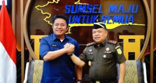 H. Herman Deru ketika menerima anjangsana Kepala Kejaksaan Tinggi (Kajati) Sumsel yang baru, Sarjono Turin, SH., MH diruang tamunya, pada hari Selasa (30/8) siang. (Foto : Humas Prov. Sumsel)