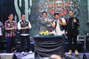 Gubernur Sumsel H. Herman Deru saat menghadiri Anniversary ke-20 Sriwijaya Motor Club (SMOC) sekaligus silaturahmi dengan para bikers yang digelar di halaman kantor DPW Nasdem, Sabtu (30/7) malam. (Foto : Humas Prov. Sumsel)